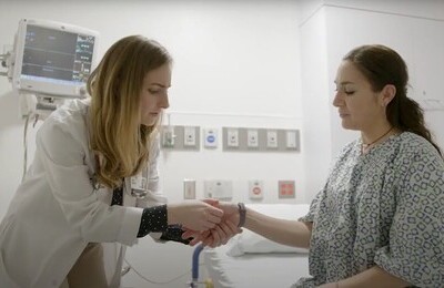 Кодирование Аквилонг в Удомле Врач держит пациентку за руку